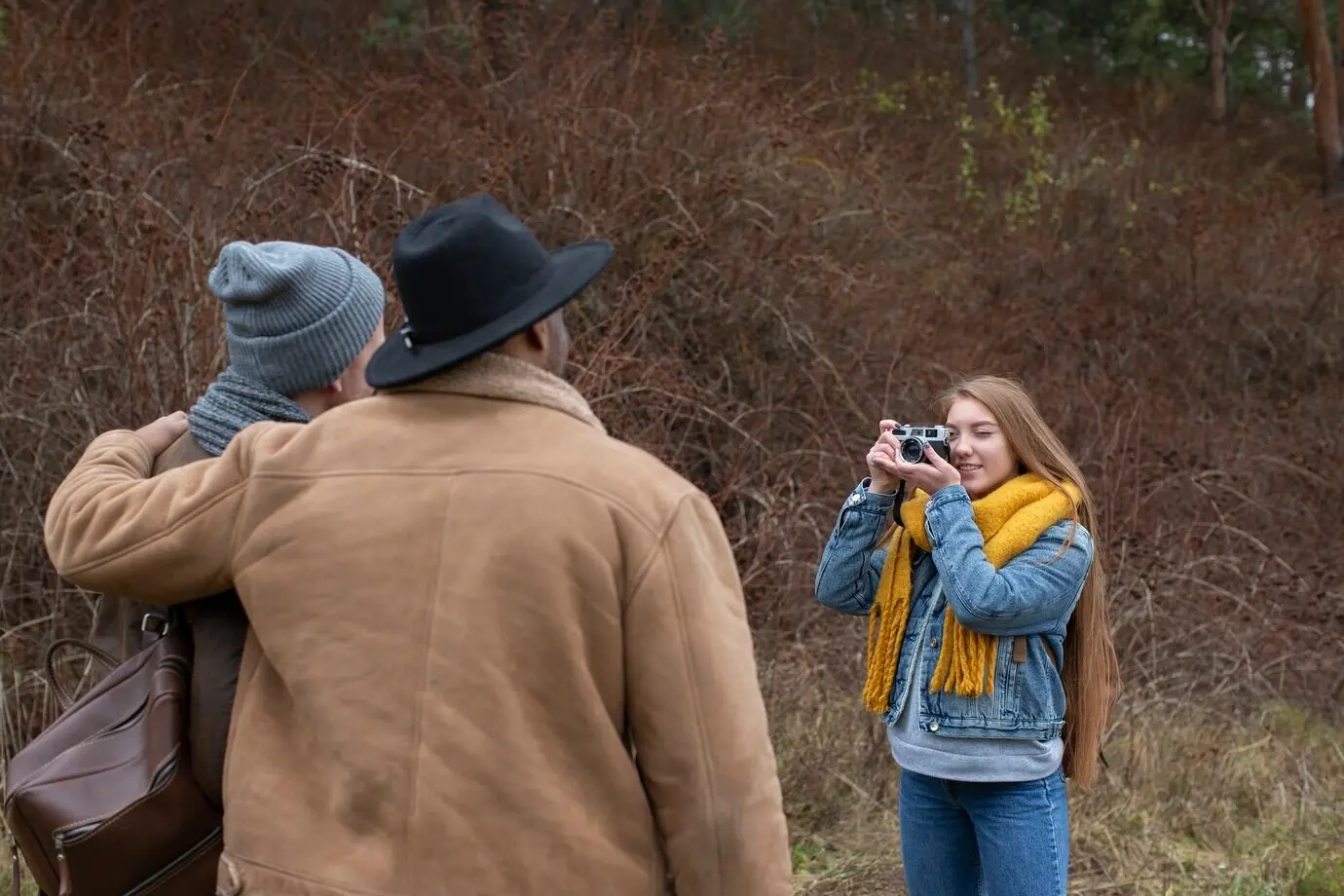 Junge Erwachsene auf Reisen in der Winterzeit